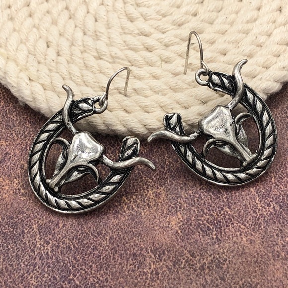 🌼 Longhorn Bull Horseshoe Dangle Earrings - Picture 1 of 3
